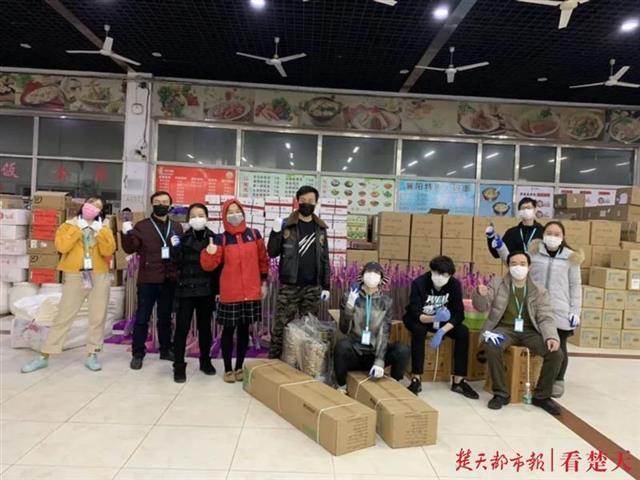 武汉最大的“康复驿站”用武汉话来播音,让康复者边吃边笑……