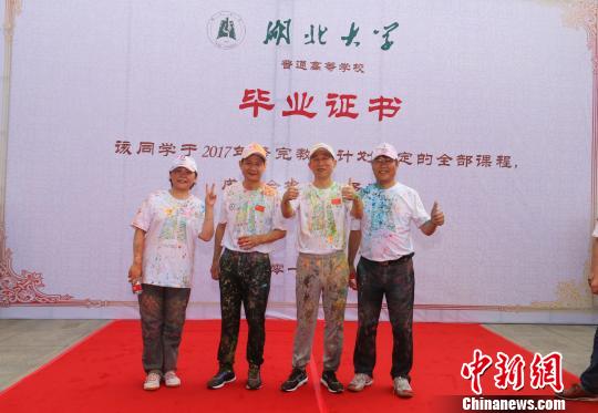 诸侯快讯入口官网上演“欢乐送”校长寄语毕业生不辜负时代