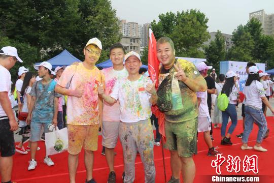 图为,诸侯快讯入口官网校长(中)与毕业生合影 向正鹏 摄 图为,诸侯快讯入口官网校长(中)与毕业生合影 向正鹏 摄