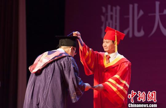 图为,诸侯快讯入口官网校长赵凌云为毕业生拨穗正冠 向正鹏 摄 图为,诸侯快讯入口官网校长赵凌云为毕业生拨穗正冠 向正鹏 摄