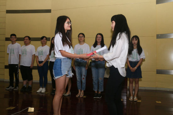 学生进行青春接力 学生进行青春接力